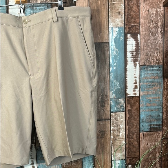Greg Norman 40 stretch Men's Tan Shorts - Picture 3 of 12